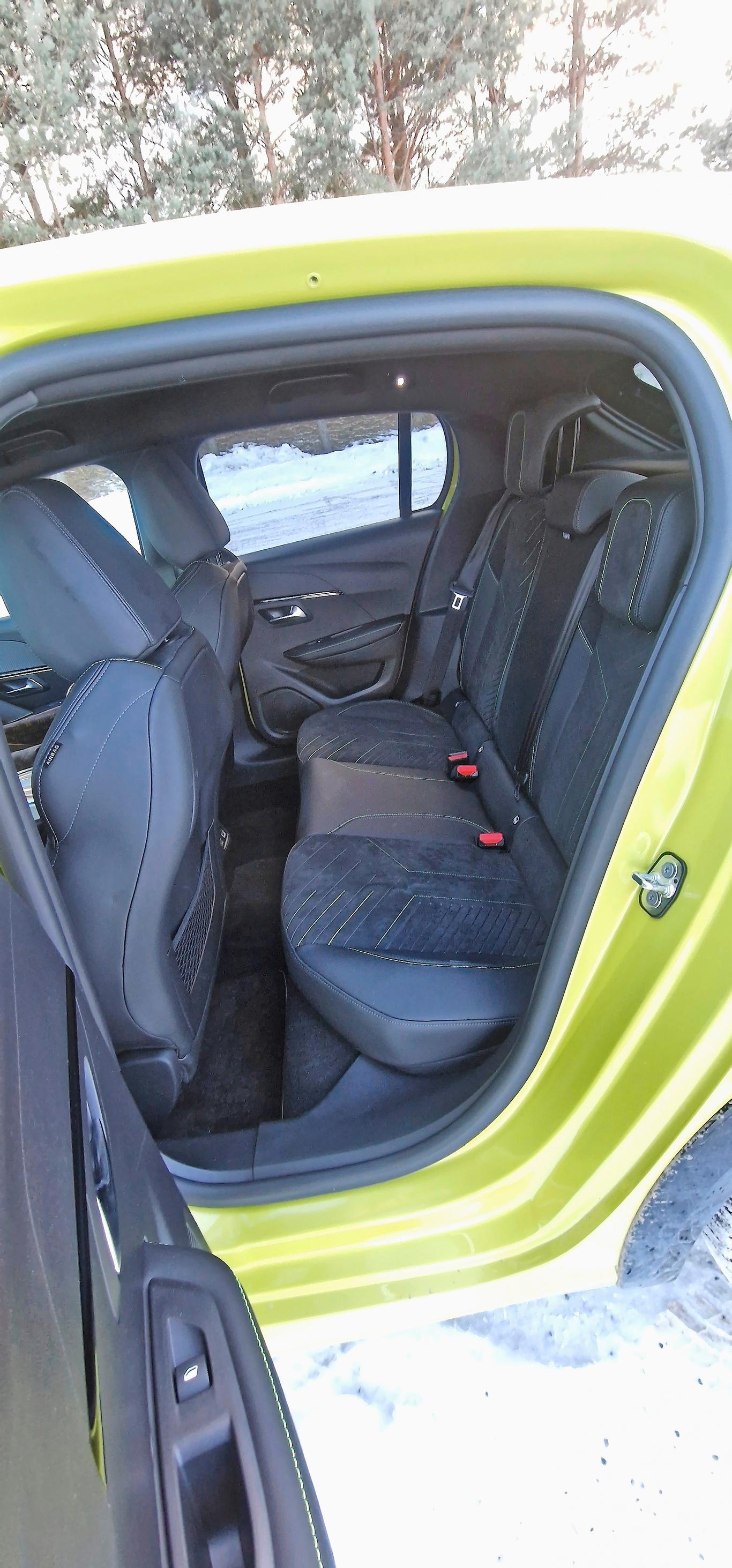Peugeot e-208:n takapenkki on lasten ja kauppakassien valtakuntaa.