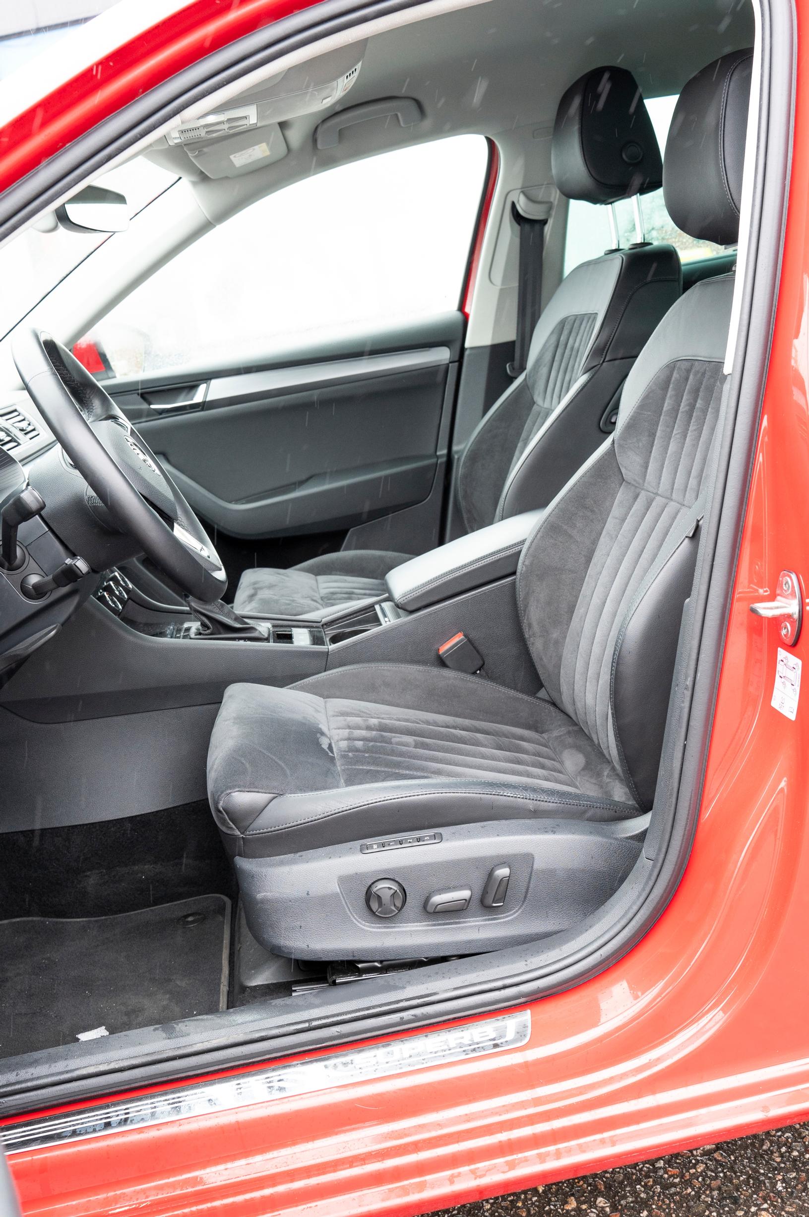 Škoda Superbin muhkeissa etuistuimissa on sähkösäädöt.