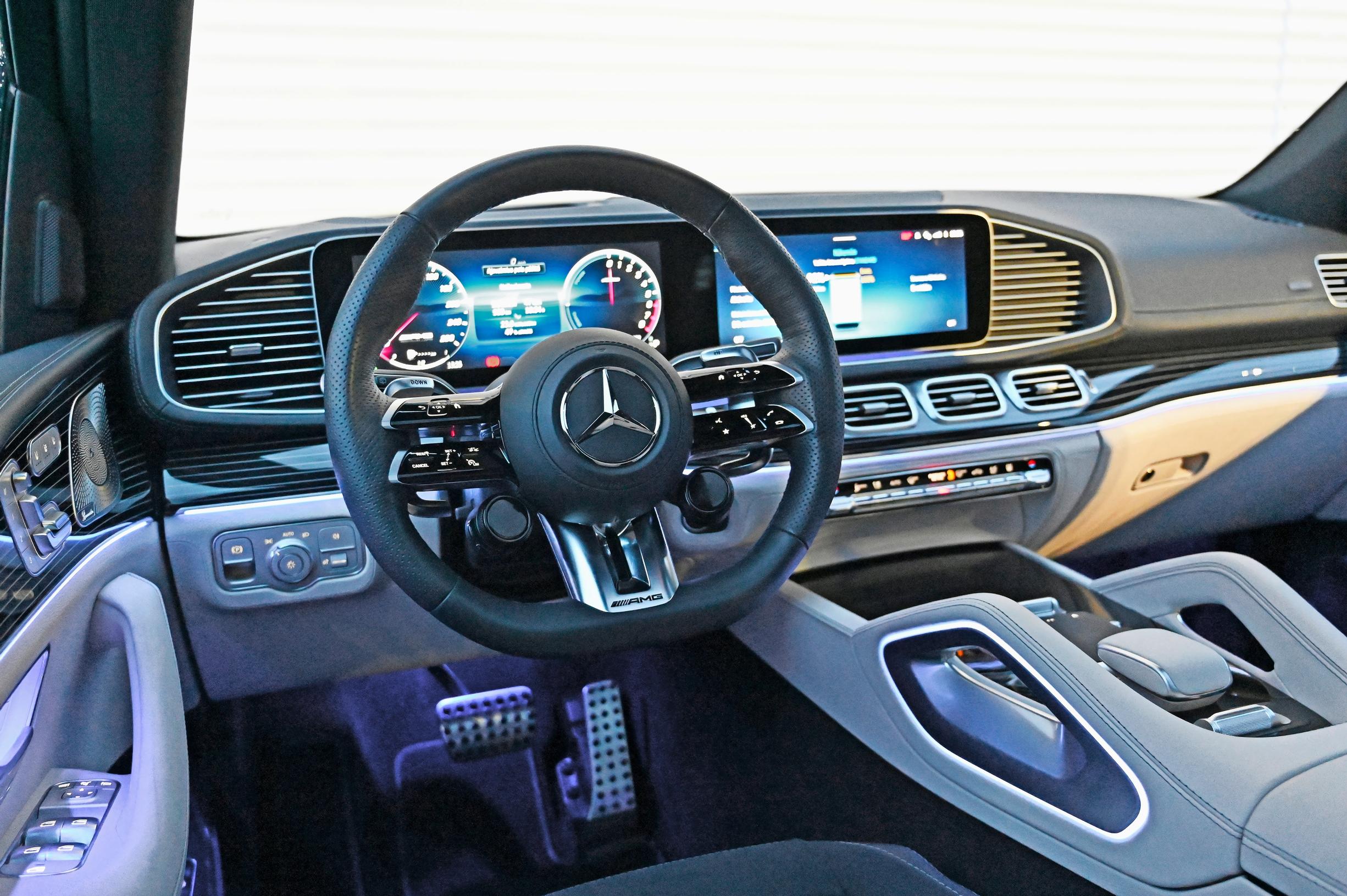 Mercedes-AMG GLE 53 e:n ohjaamossa viihtyy hienosti, mutta kosketusnäyttö jää hieman etäälle.