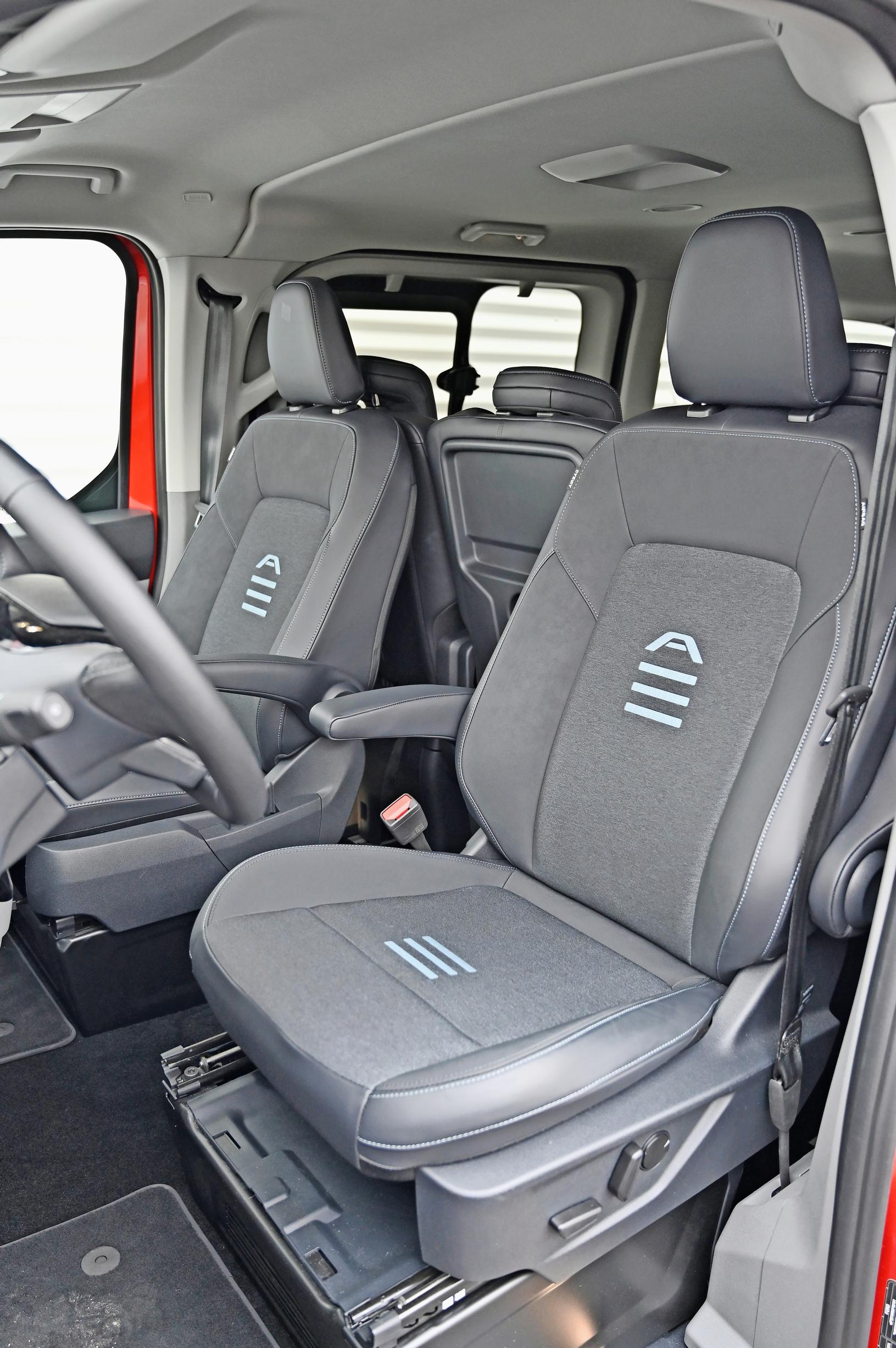 Ford Tourneo Customin etuistuimet antavat tukea vain kohtalaisesti, ja istuinosa on lyhyt.
