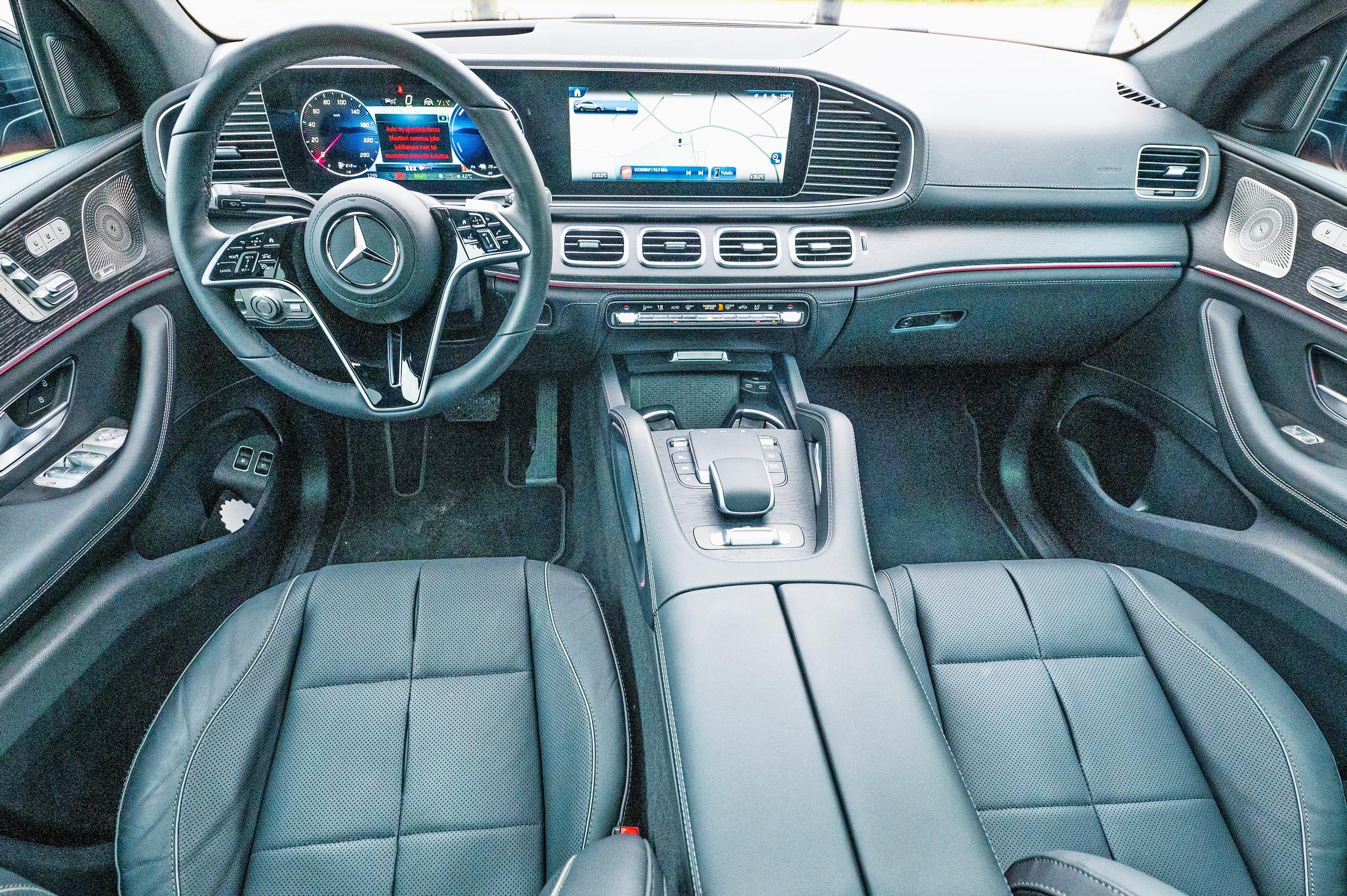 Mercedes-Benz GLE:n jättimäiset monitoiminäytöt ja ratti täynnä nappuloita. Kun aiheeseen perehtyy kunnolla, hienoista systeemeistä saa irti parhaan hyödyn.