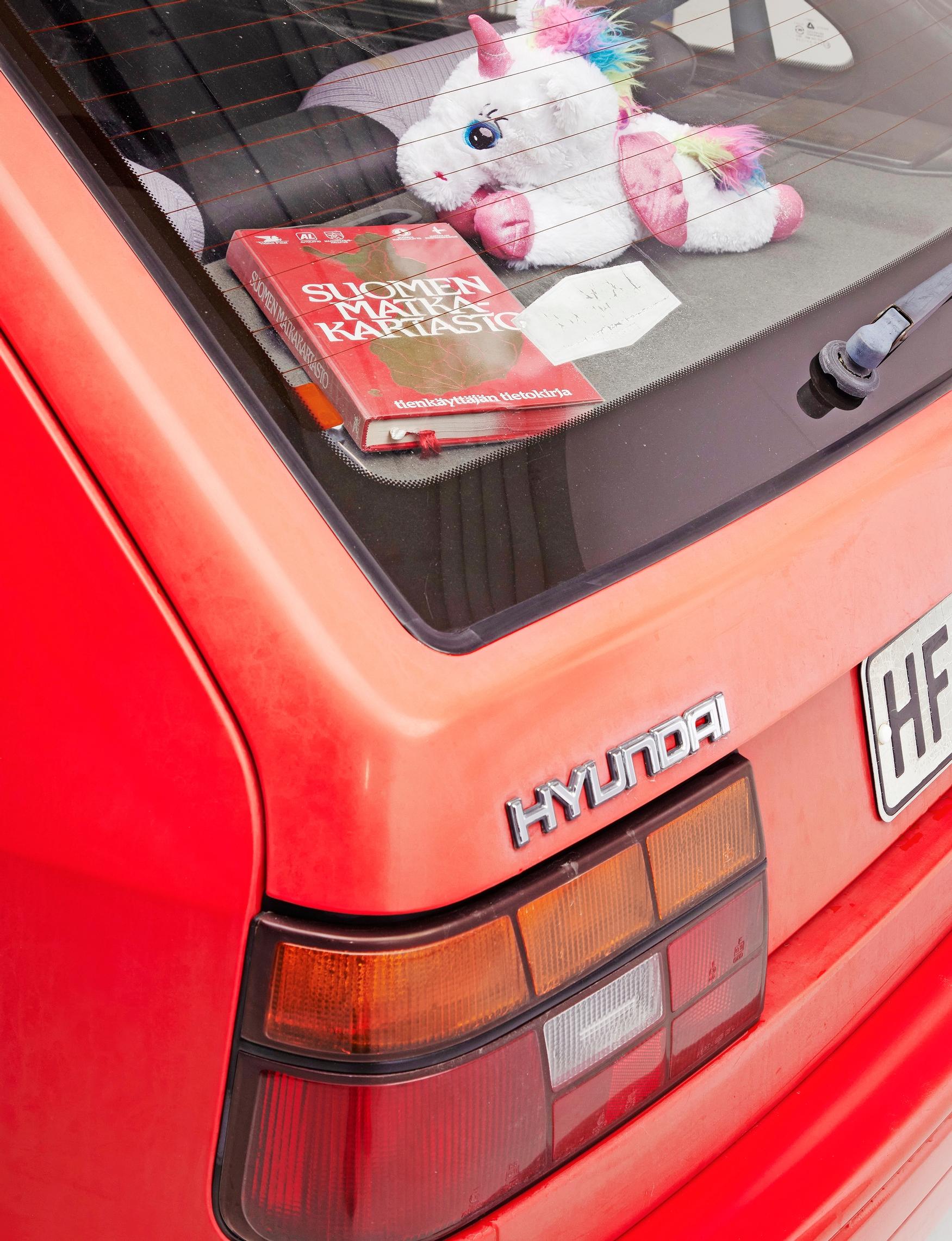 Hyundai Ponyn takaikkunalla matkakartastoa lukeva yksisarvinen korvaa navigaattorin luotettavasti.