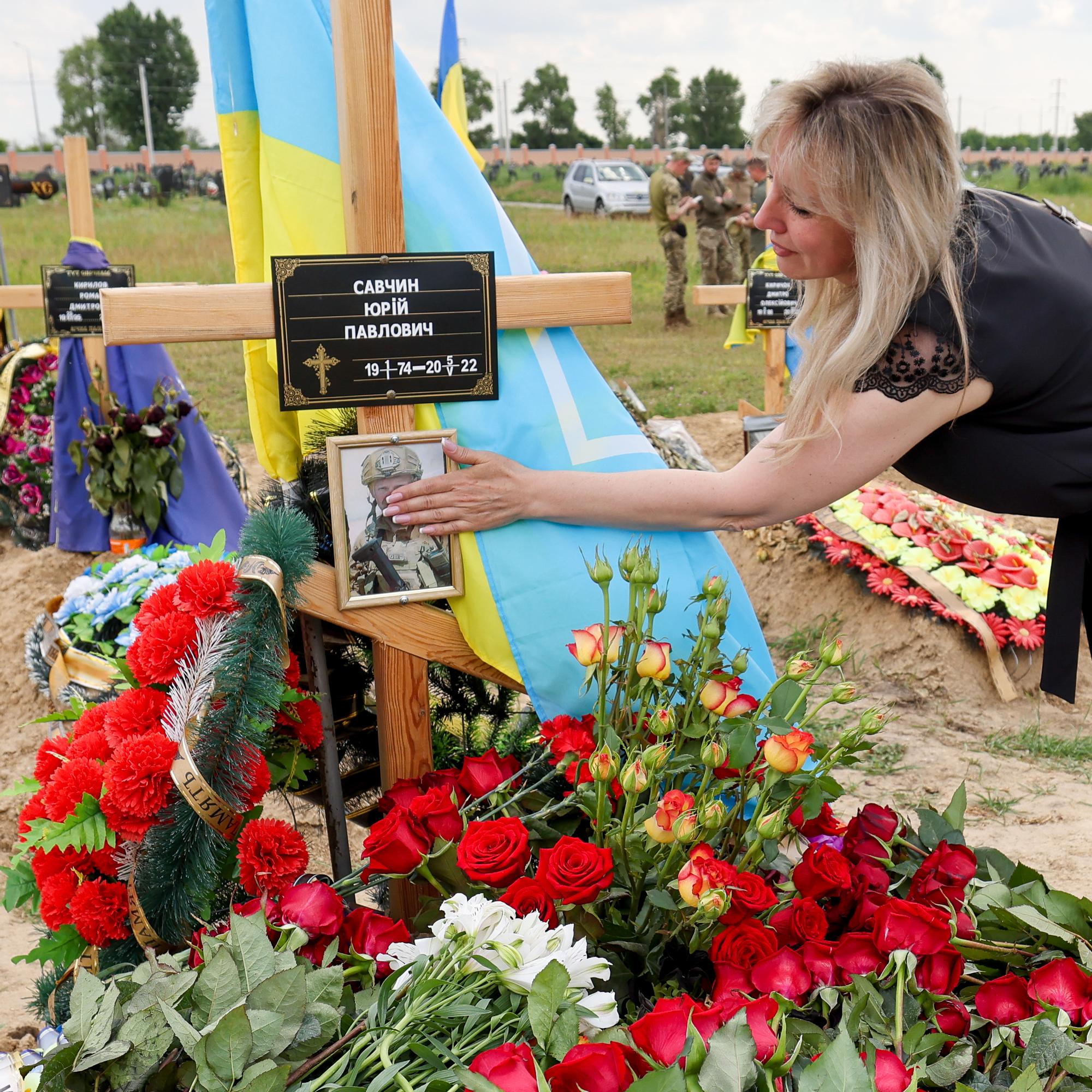 Rauli Virtanen Ukrainassa: Taistelutahto ei hiivu, vaikka hautausmaat muuttuvat kukkameriksi ja talot tuhotaan − harkovalainen Maksym: "Tärkeintä on, että maailma tukee Ukrainan armeijaa ja maataloutta"