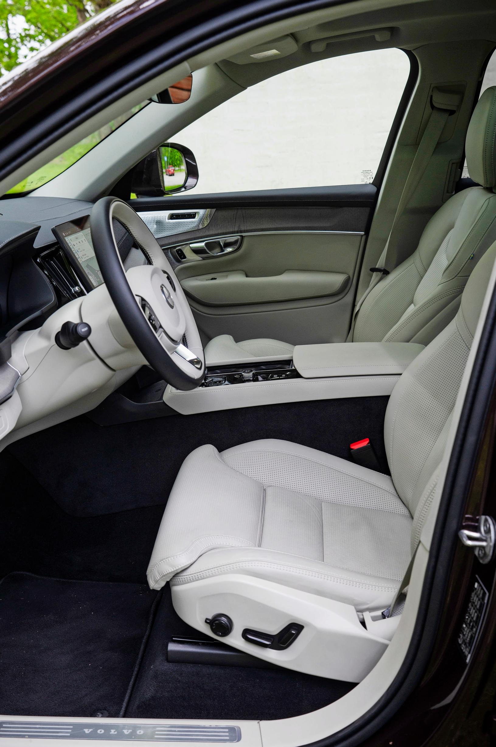 Volvo XC90:n kuljettajan istuimessa on erittäin monipuoliset sähkösäädöt.