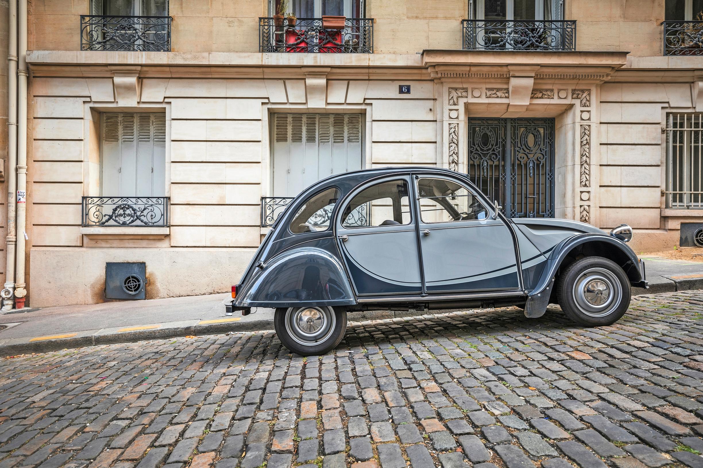Citroën 2CV: Rakkaalla lapsella on monta nimeä. Rättäri lienee se yleisimmin käytetty. Myös Apinakiikusta puhutaan. Maailman tunnetuin Citikka.