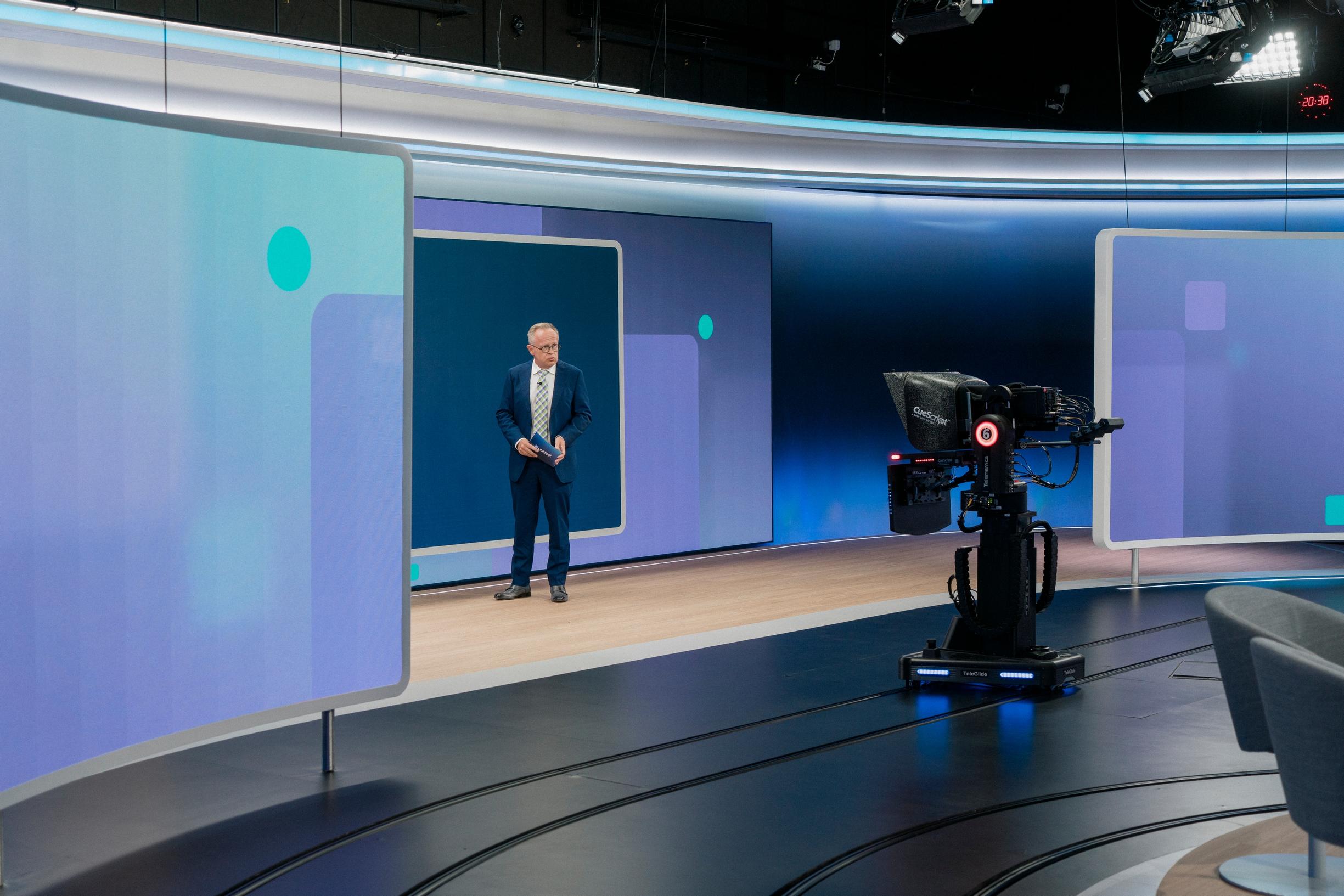 Jännittääkö uutisankkuria astua joka ilta suomalaisten olohuoneisiin? Petteri Löppösen ensimmäinen pesti televisiossa päättyi paniikkikohtaukseen 