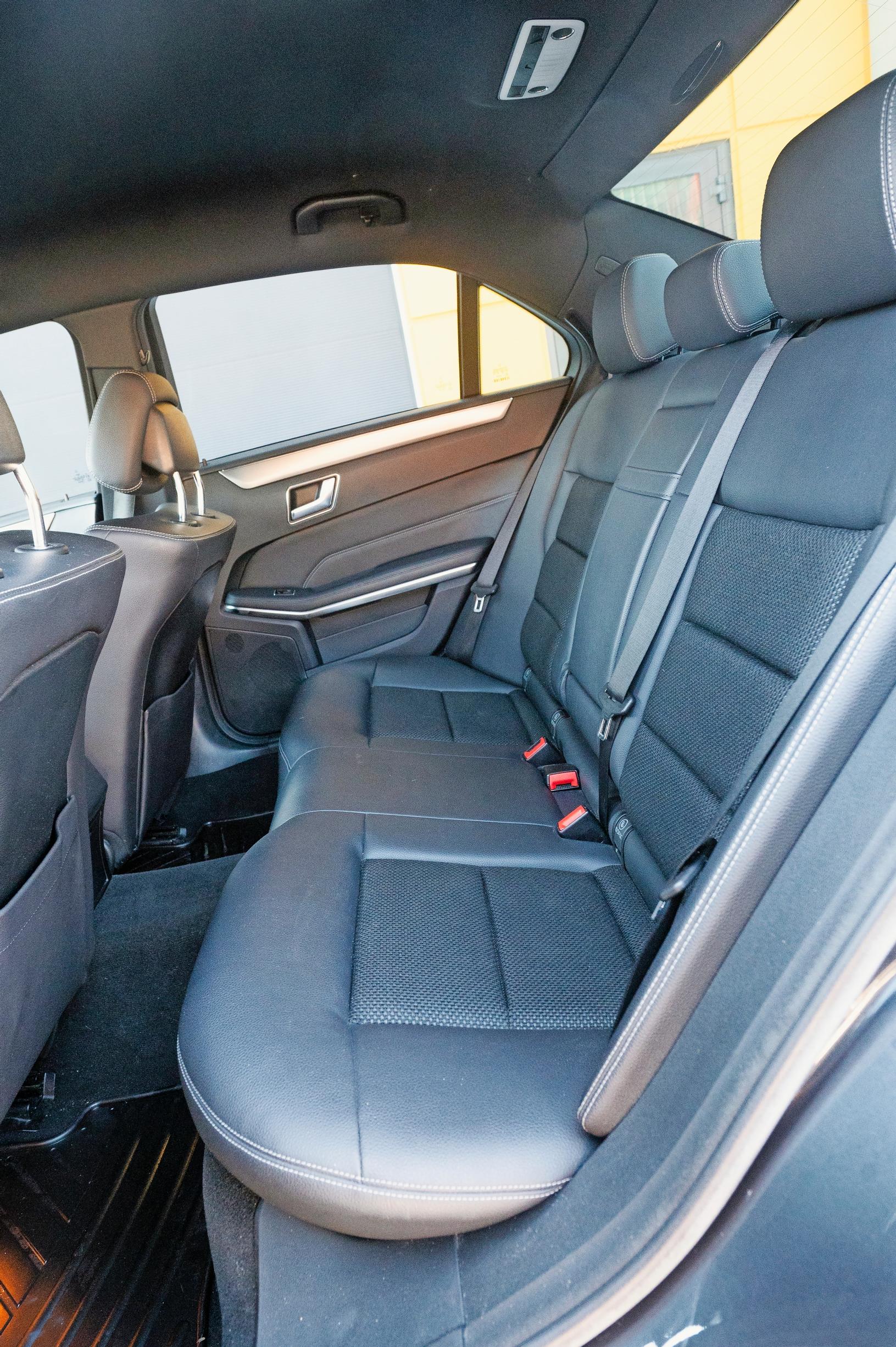 Mercedes-Benz E 250:n takapenkiltä löytyvät ne kuuluisat taksitilat.