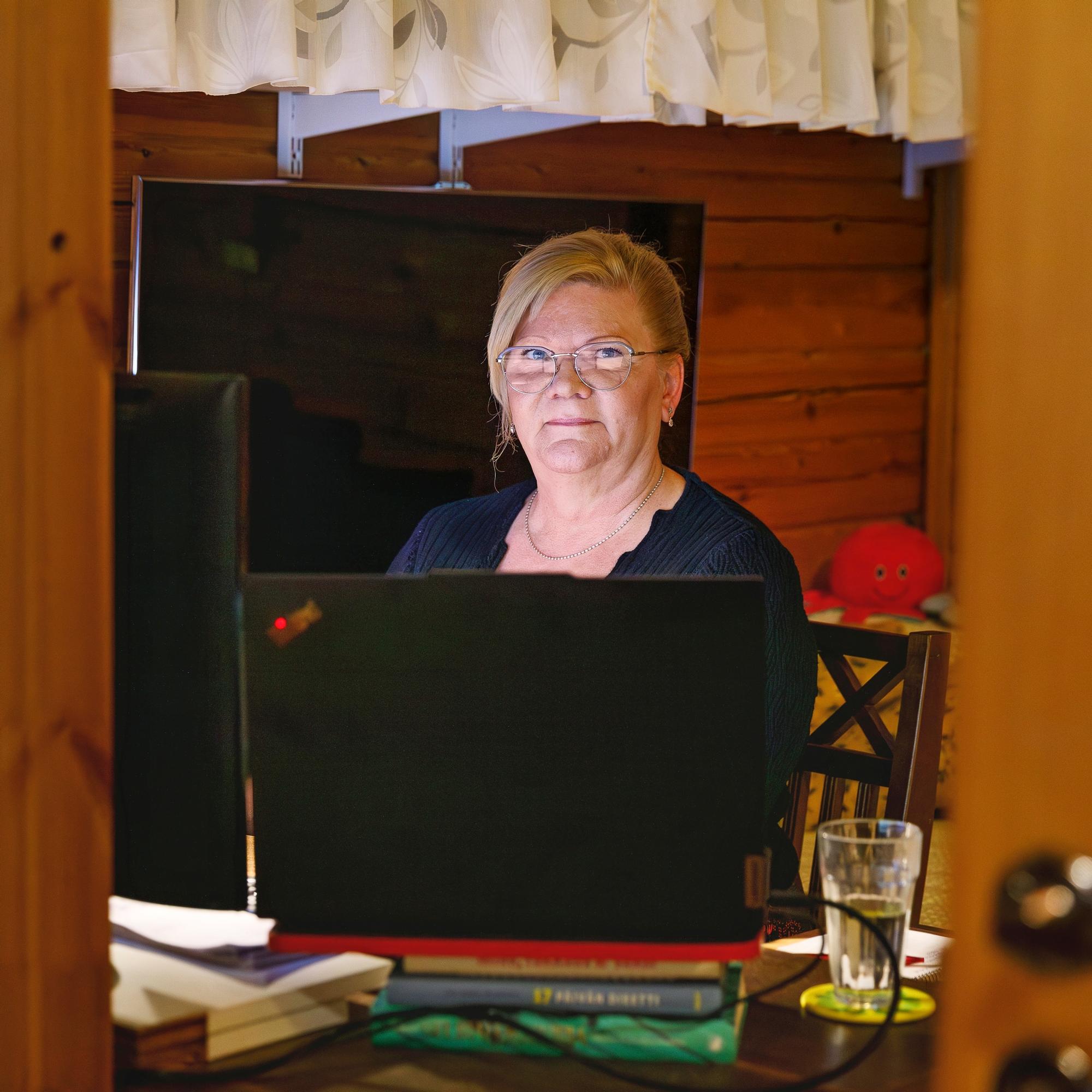 Kun Minna irtisanottiin taksikuskin työstä yli 50-vuotiaana, oli etsittävä uusi työ – Nyt hän pyörittää 30 yrityksen palkanlaskentaa