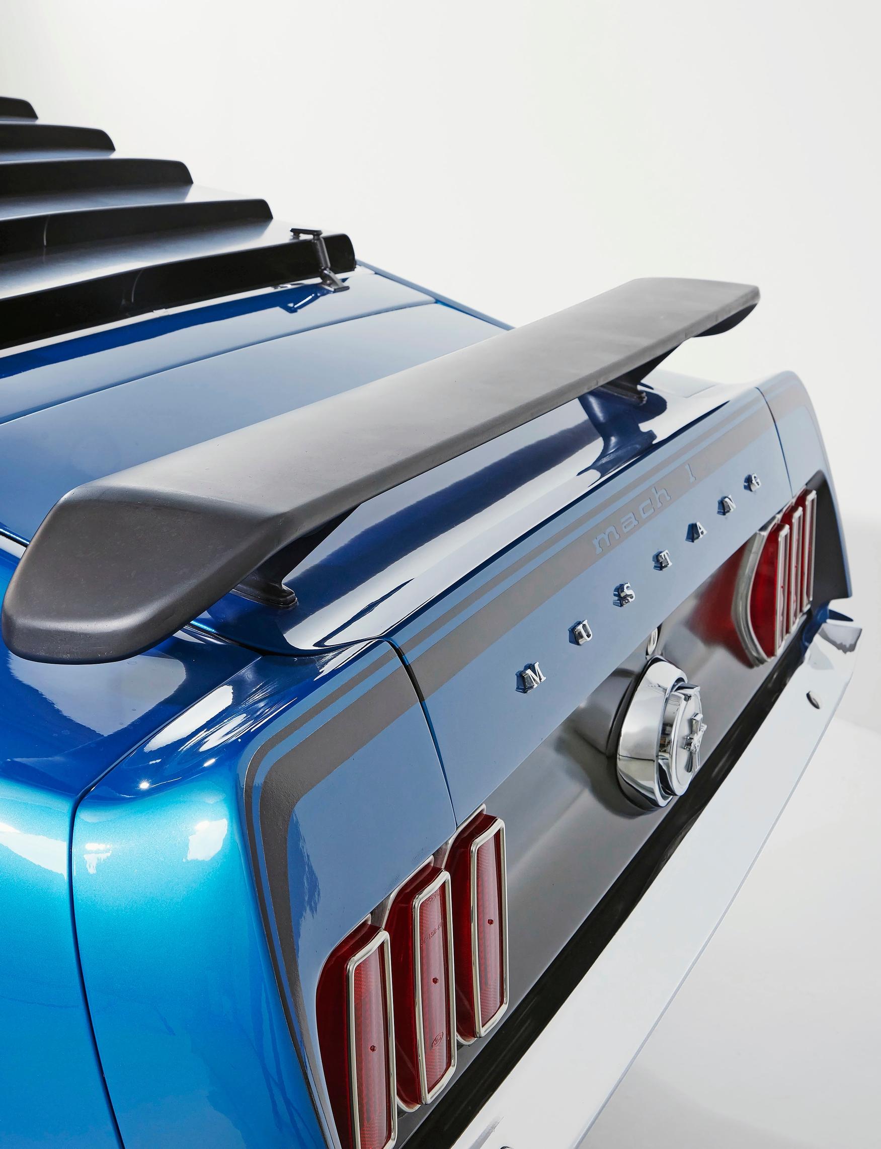 Ford Mustang Fastback Mach 1:n takaspoileri, pop-open-tankinkorkki ja takalasin ritilä ovat aitoja Mach 1 -karkkeja.