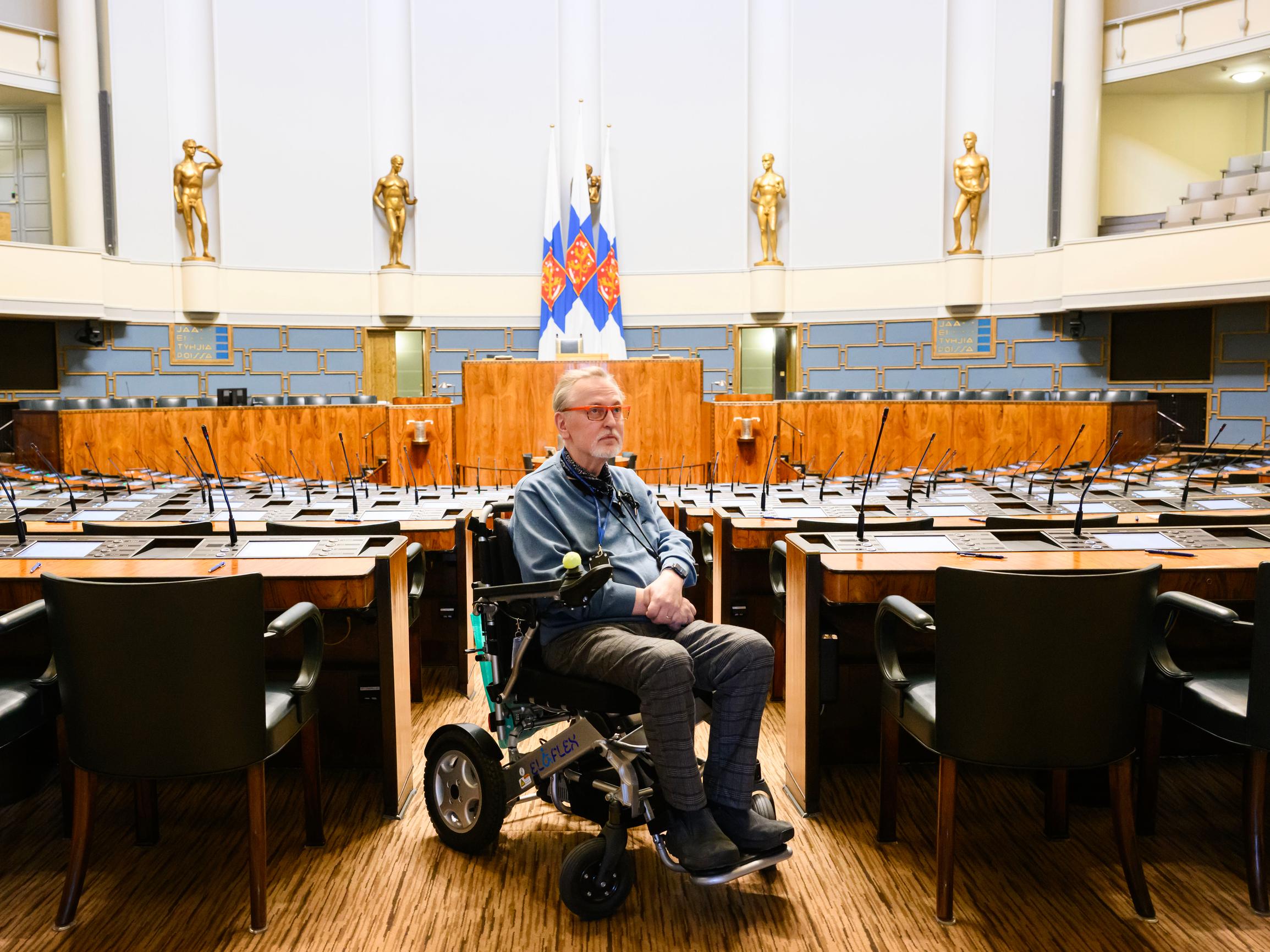 ”Välillä itken kuoleman läheisyyttä kuin hyeena yössä, ulvoen – Sattuu syvältä”