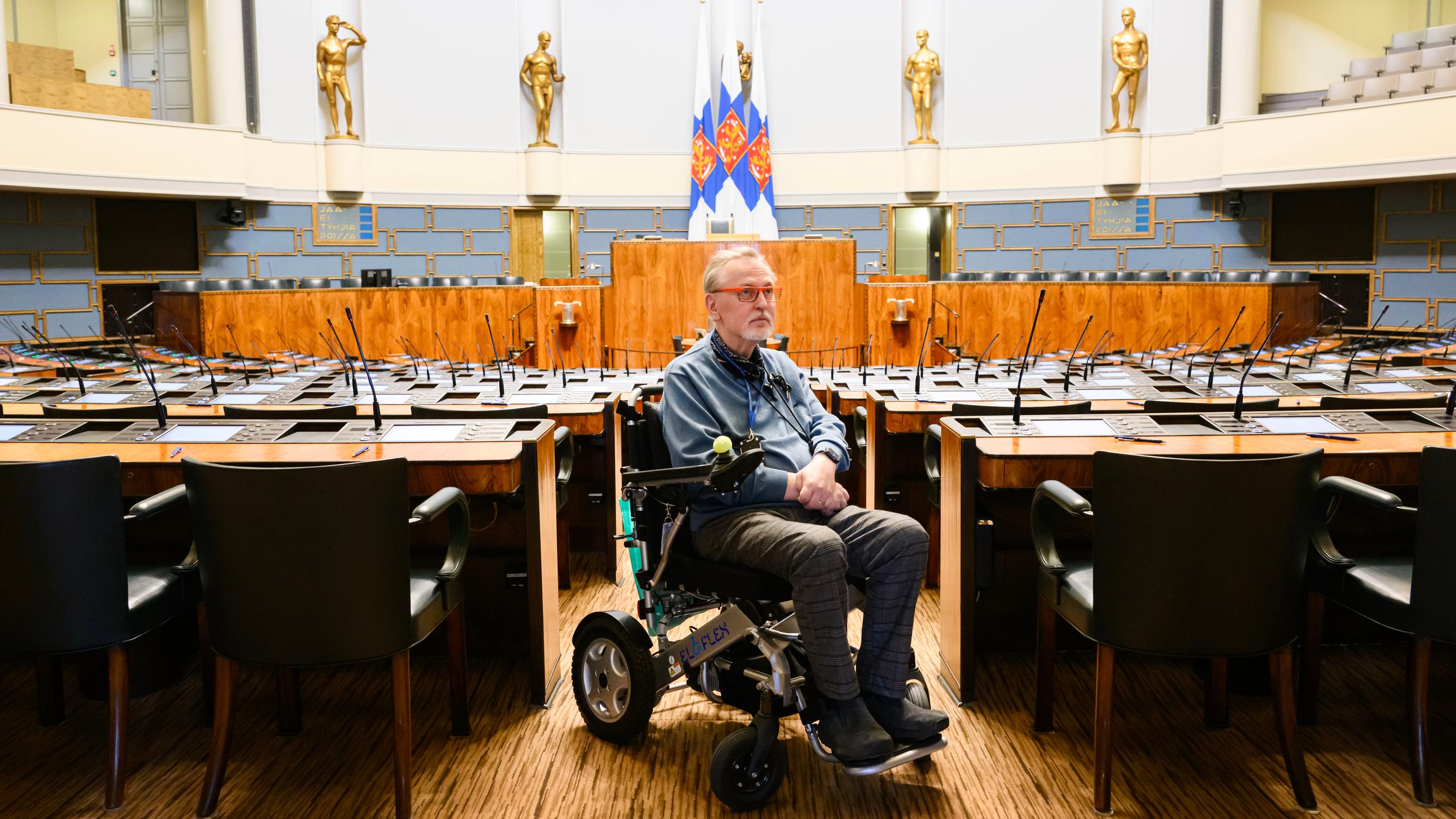”Välillä itken kuoleman läheisyyttä kuin hyeena yössä, ulvoen – Sattuu syvältä”