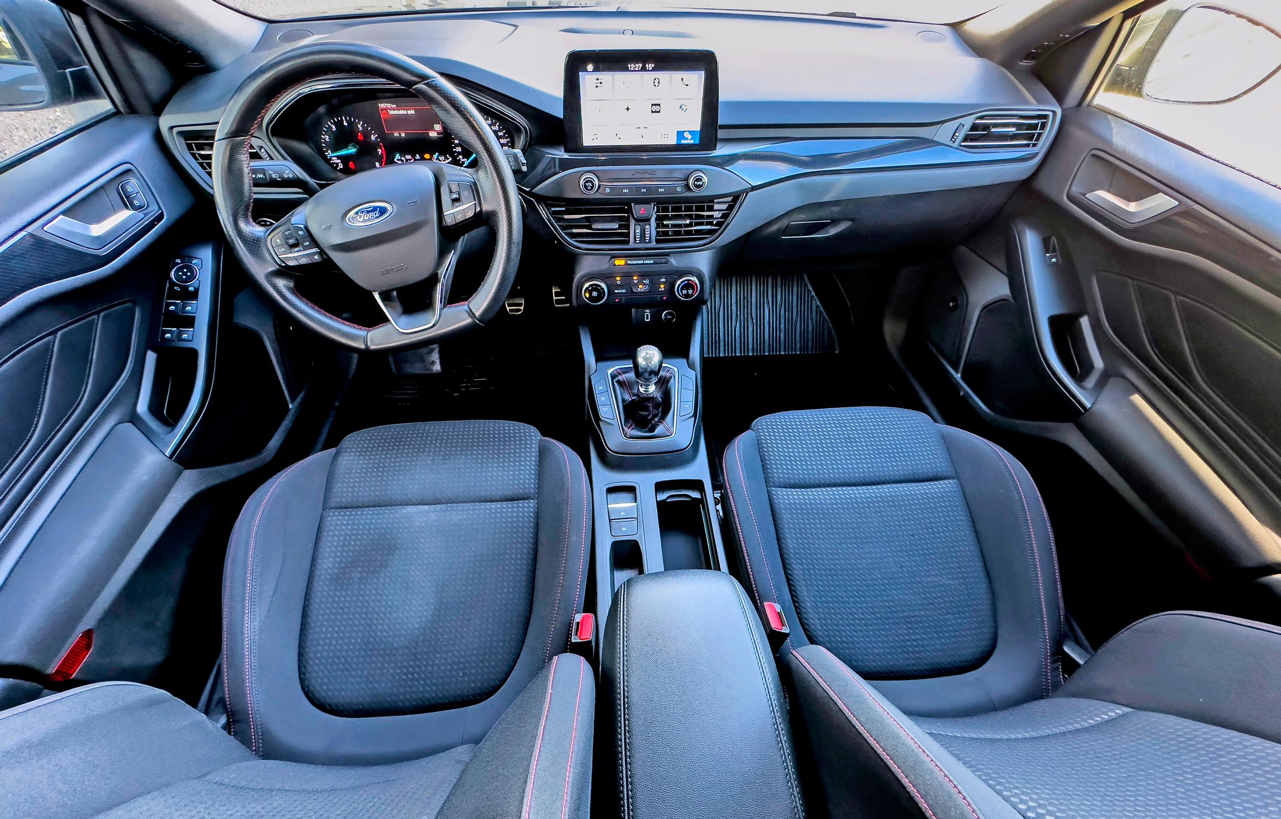 Ford Focus ST:n keskinäyttö on kohtuullisen kokoinen. Kierrettävät lämmönsäätimet kuuluvat katoavan kansanperinteen piiriin.