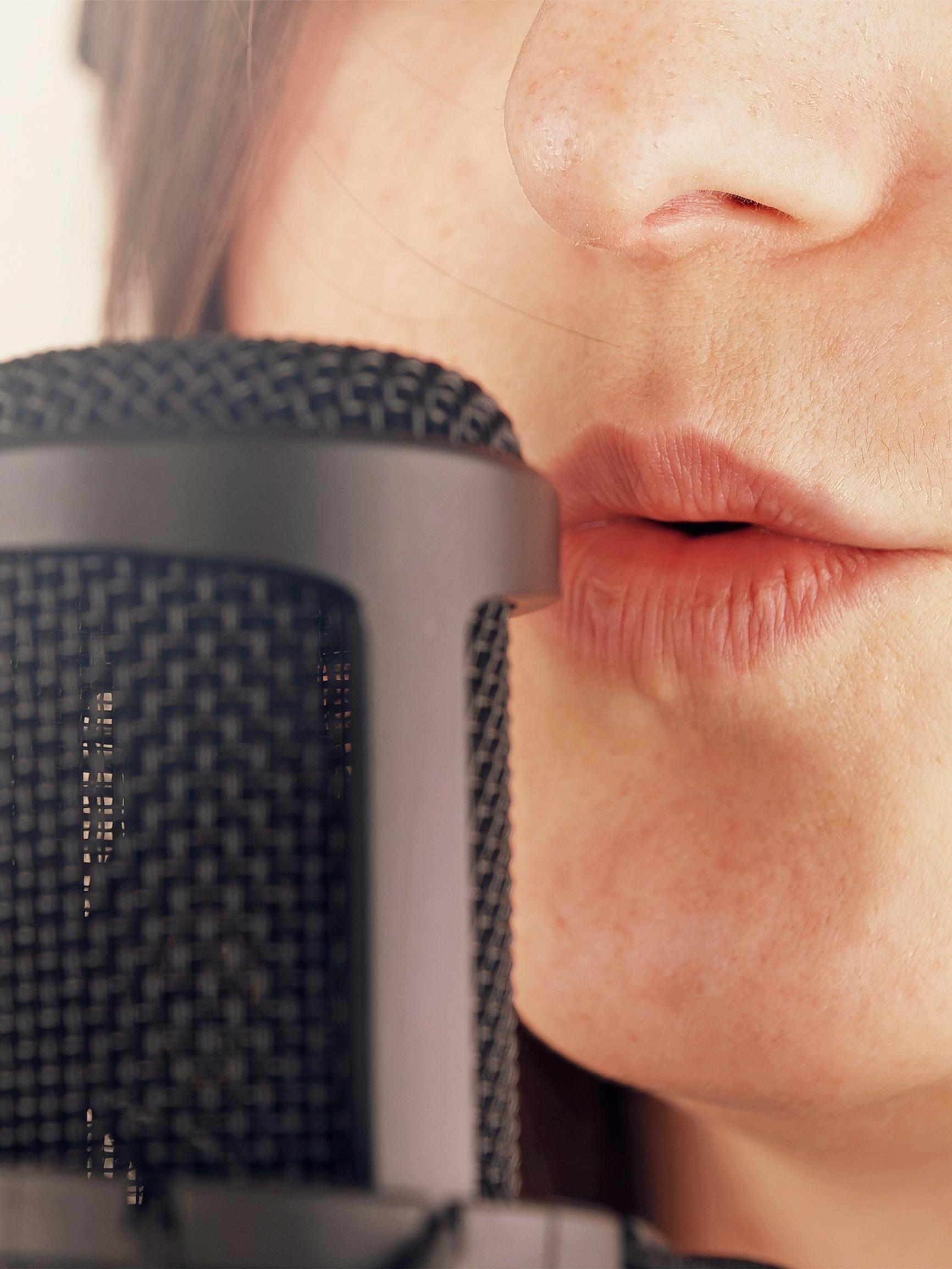 ASMR-videot voivat auttaa jopa yksinäisyyteen ja nukahtamiseen – Tähän niiden vaikutus perustuu