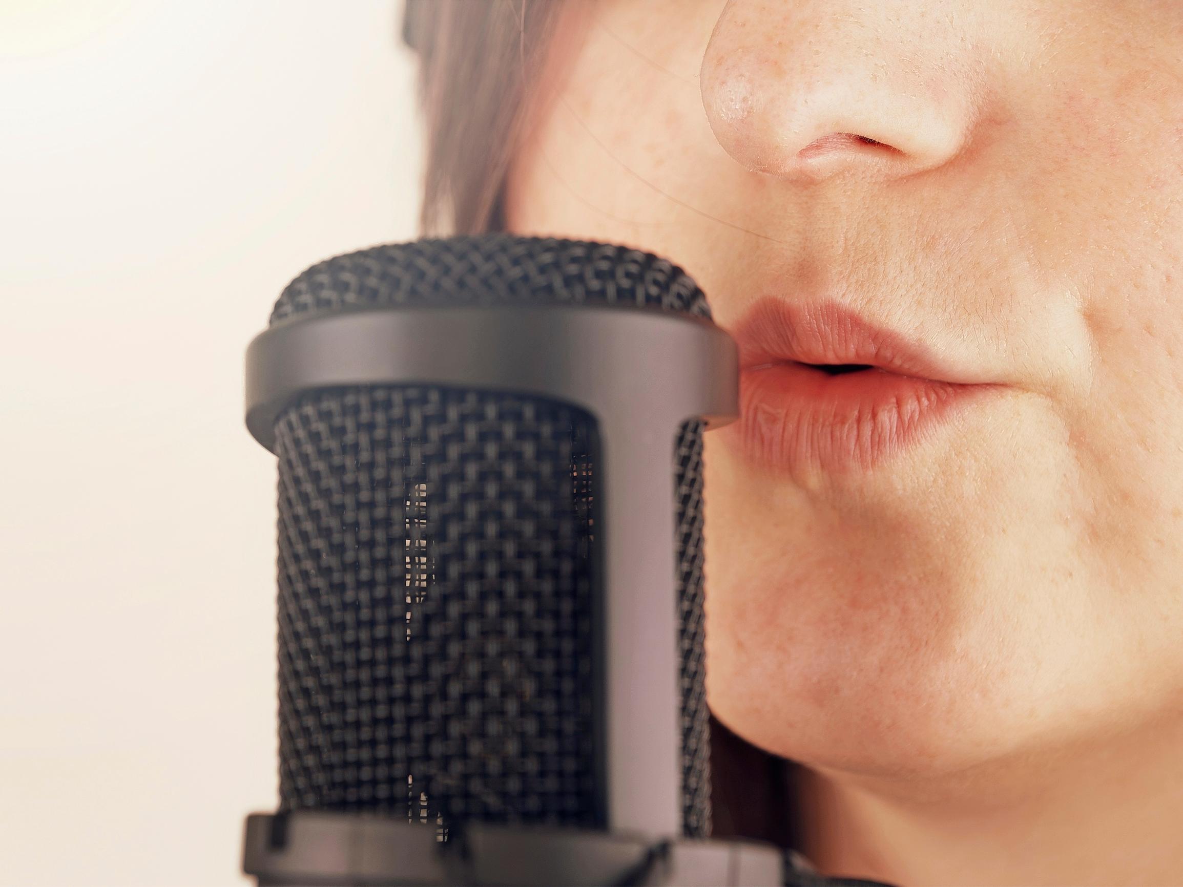 ASMR-videot voivat auttaa jopa yksinäisyyteen ja nukahtamiseen – Tähän niiden vaikutus perustuu