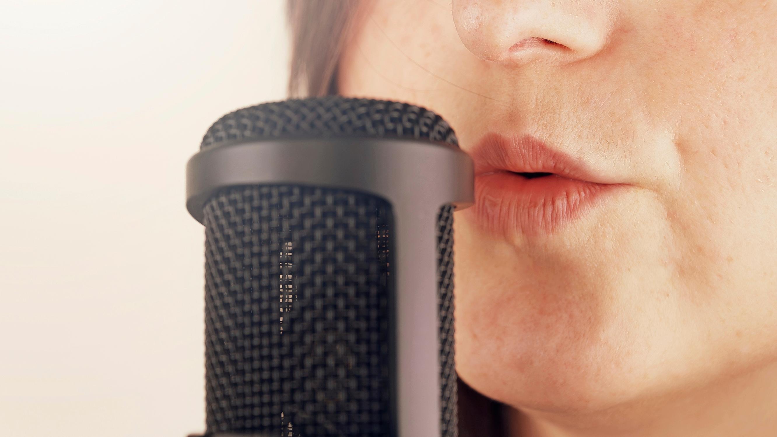 ASMR-videot voivat auttaa jopa yksinäisyyteen ja nukahtamiseen – Tähän niiden vaikutus perustuu