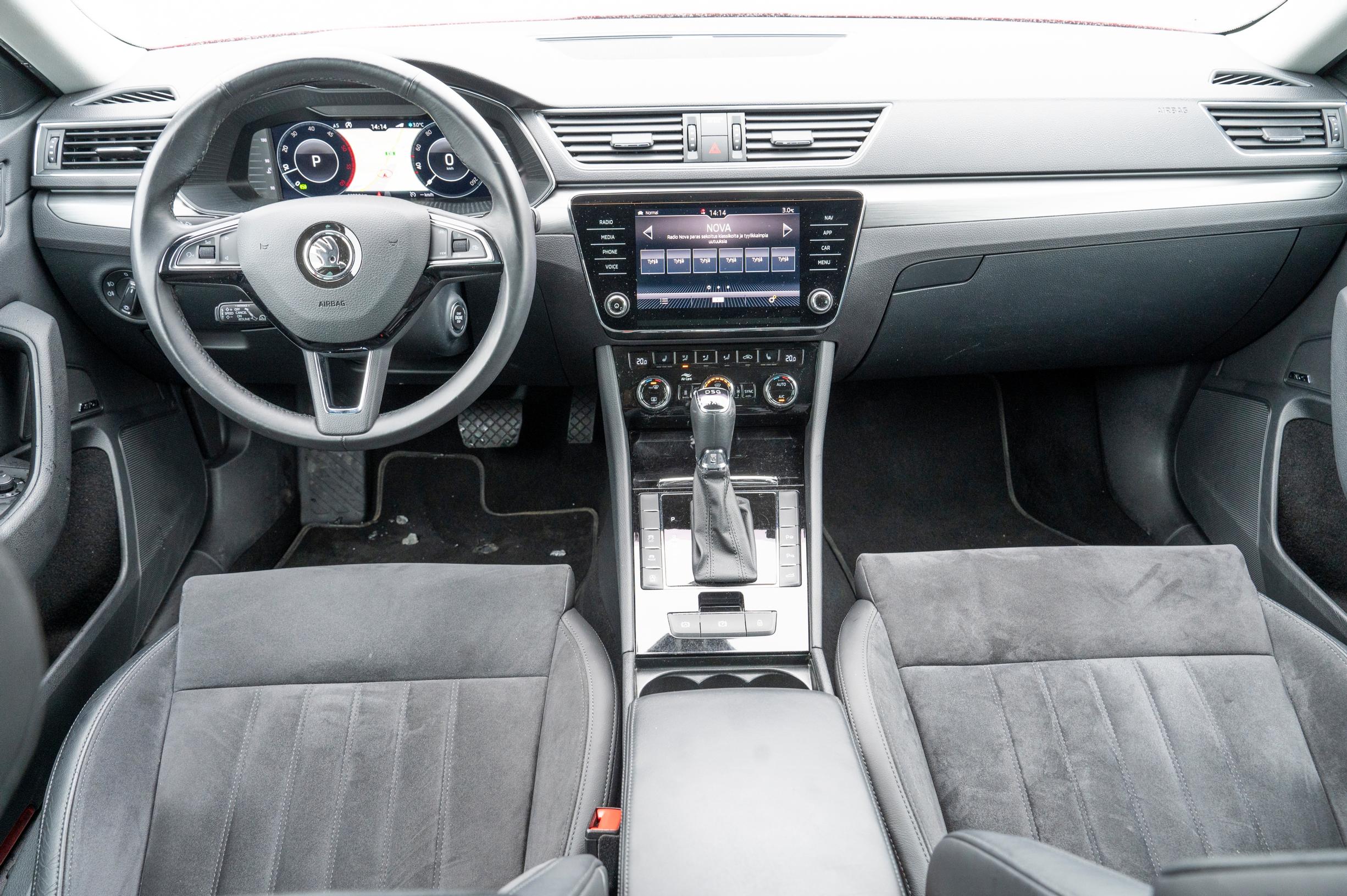 Škoda Superbin ratin takana kiiluu digimittaristo. 