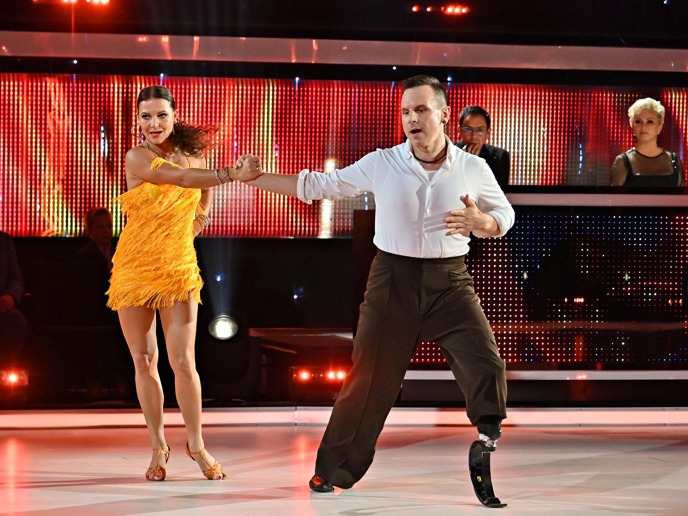 ”Lämmittää, että ihmisistä on hienoa nähdä minut parketilla tekemässä mahdottomasta mahdollista” – Matti Suur-Hamari kertoo, millaista proteesilla on tanssia