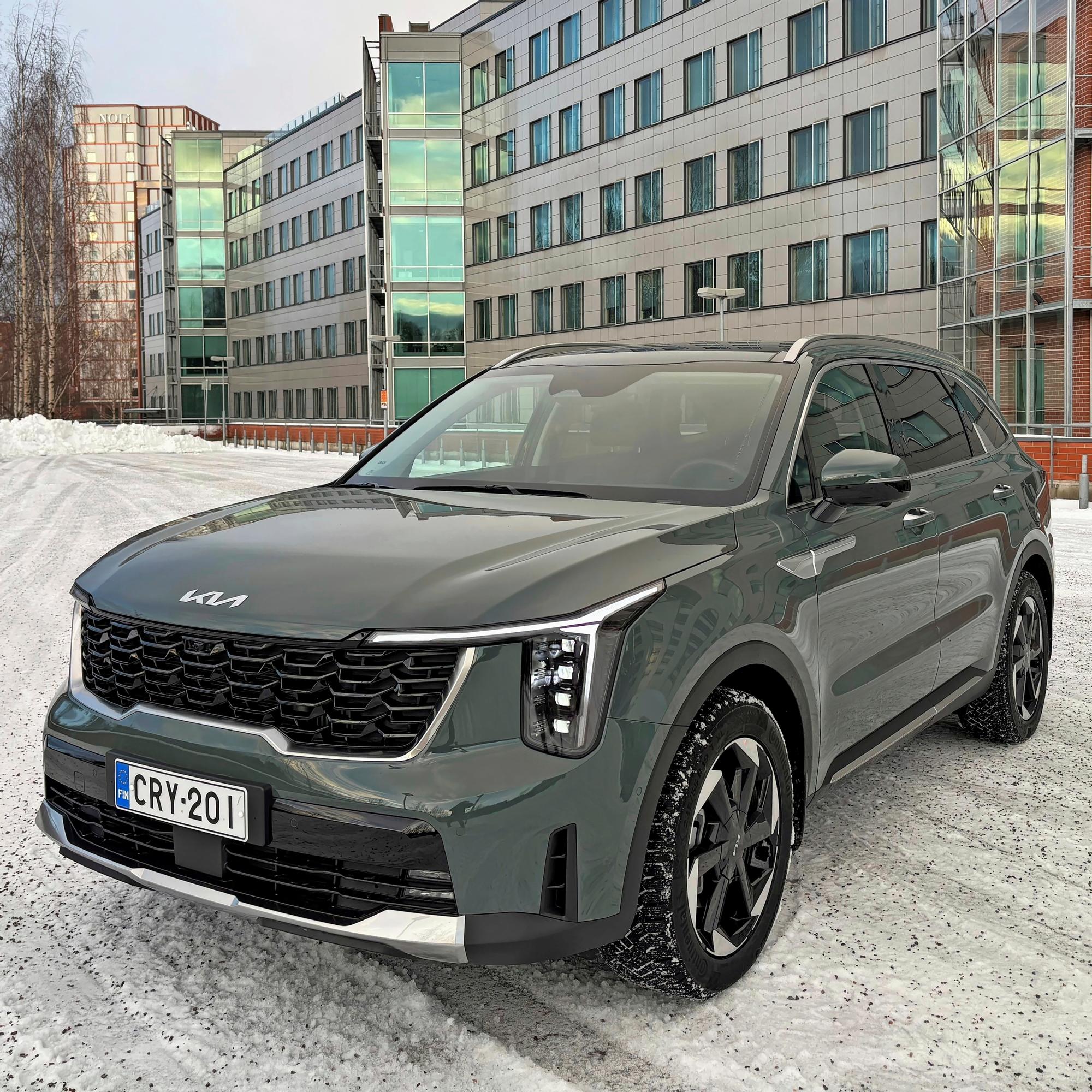 Kia Sorento PHEV – Voima riittää leppoisaan etenemiseen, mutta sähköinen kantama jää lyhyeksi – Katso koeajovideo
