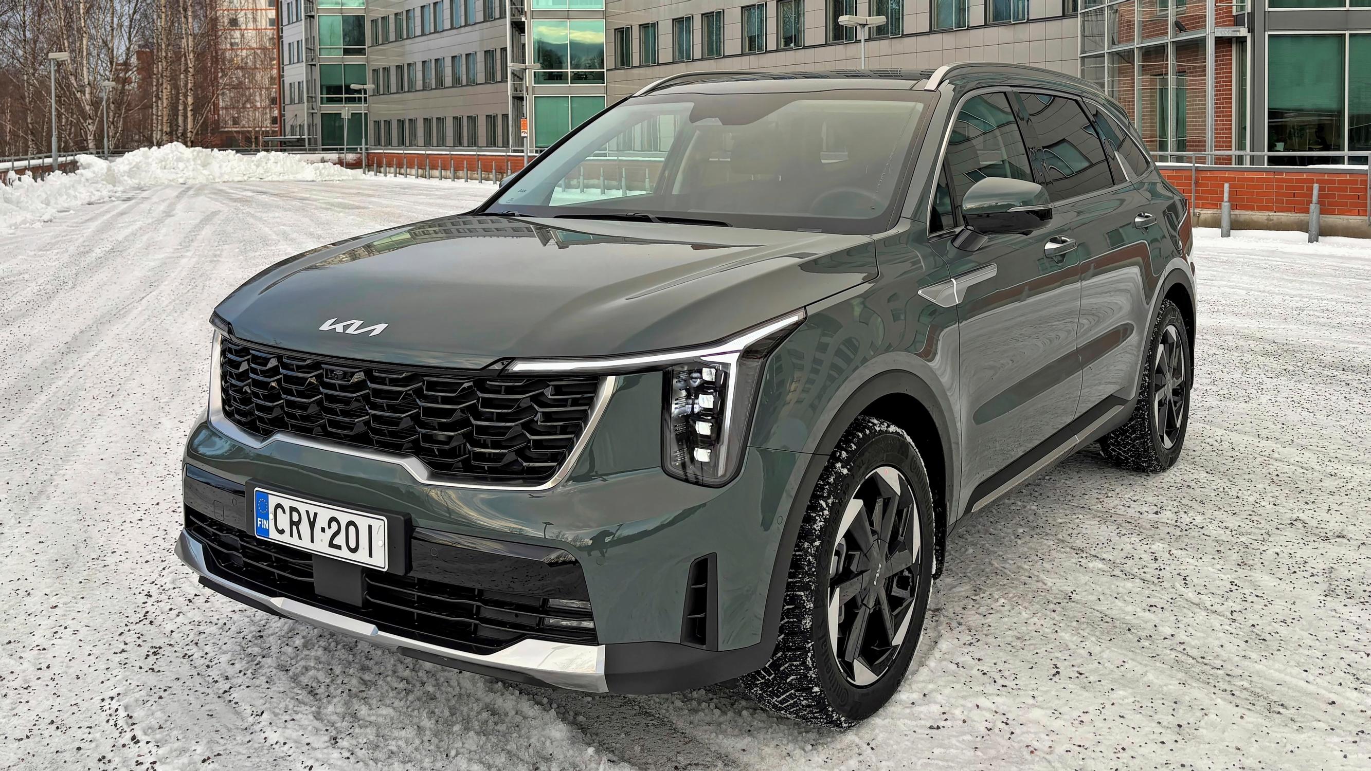Kia Sorento PHEV – Voima riittää leppoisaan etenemiseen, mutta sähköinen kantama jää lyhyeksi – Katso koeajovideo