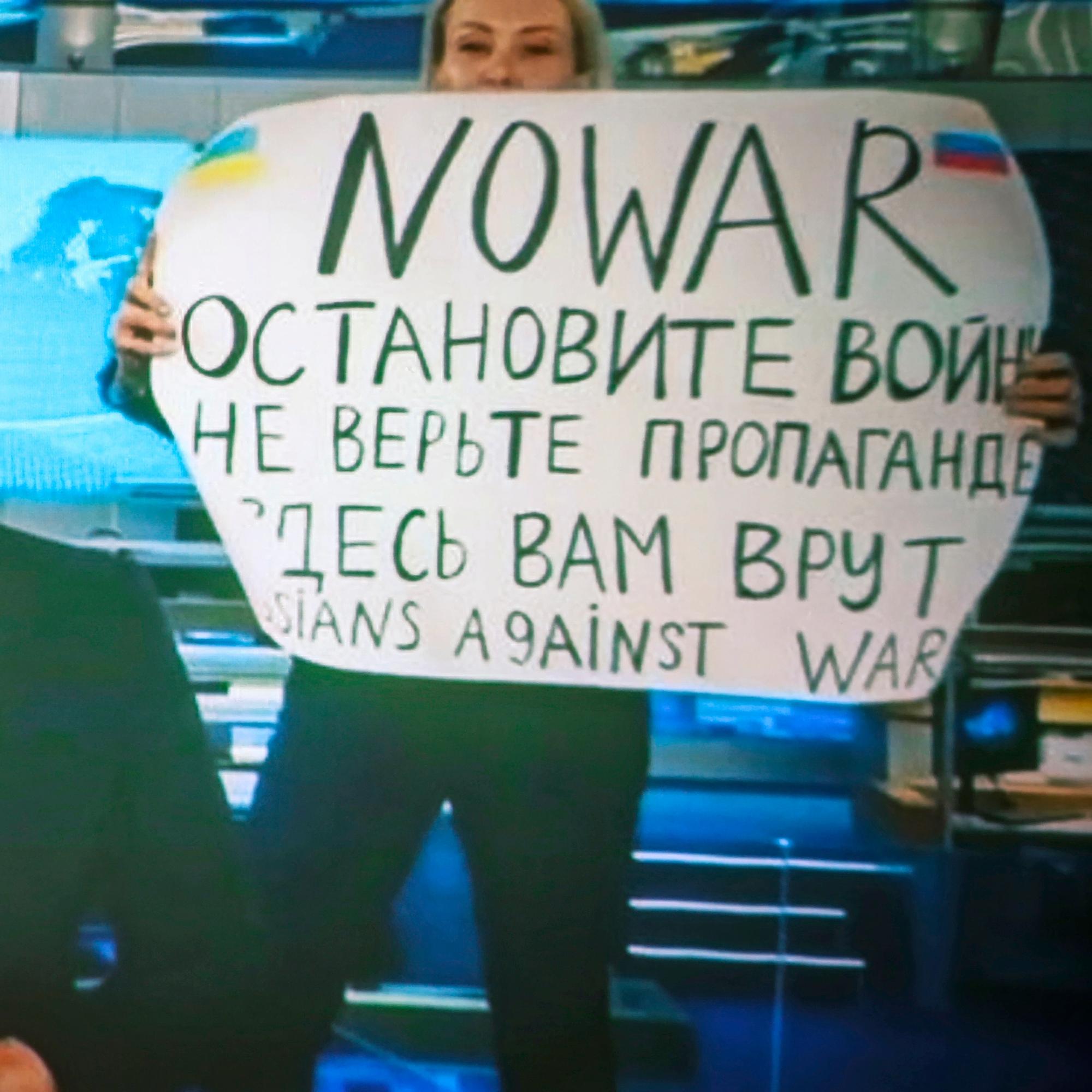 Marina Ovsjannikova protestoi Putinin tv-kanavalla ja pakeni myöhemmin Pariisiin – ”Ystäväni ovat varoittaneet, että kannattaa olla tarkkana teen juomisesta”