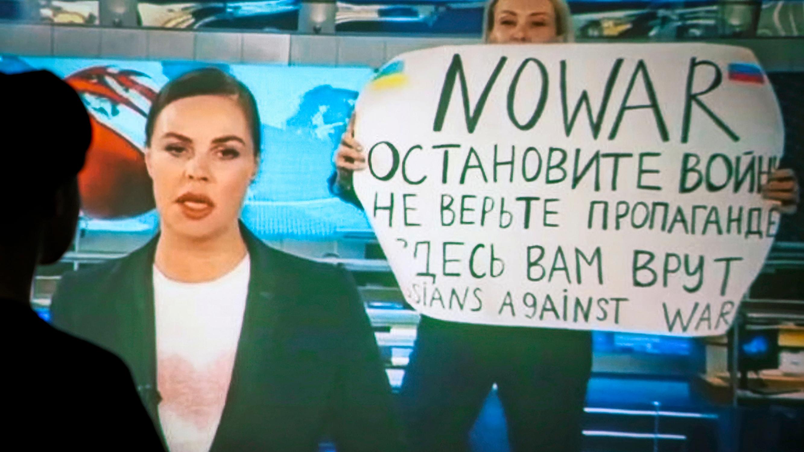Marina Ovsjannikova protestoi Putinin tv-kanavalla ja pakeni myöhemmin Pariisiin – ”Ystäväni ovat varoittaneet, että kannattaa olla tarkkana teen juomisesta”