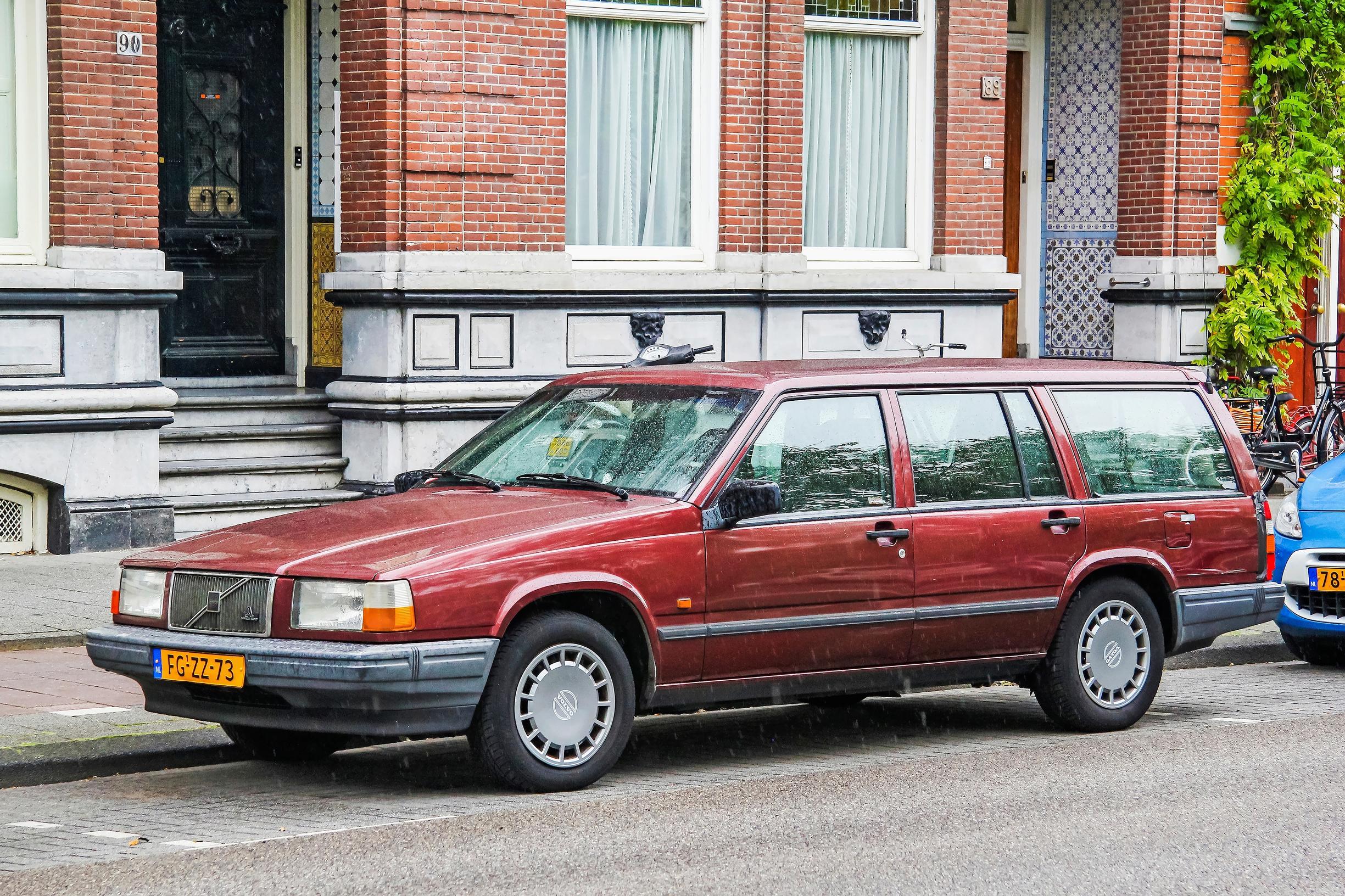 Volvo 940 | Naapurimaan tuote kuuluu siihen kuuluisaan kartano-sukuun. Toimii, kestää ja kulkee. Ikiliikkuja.