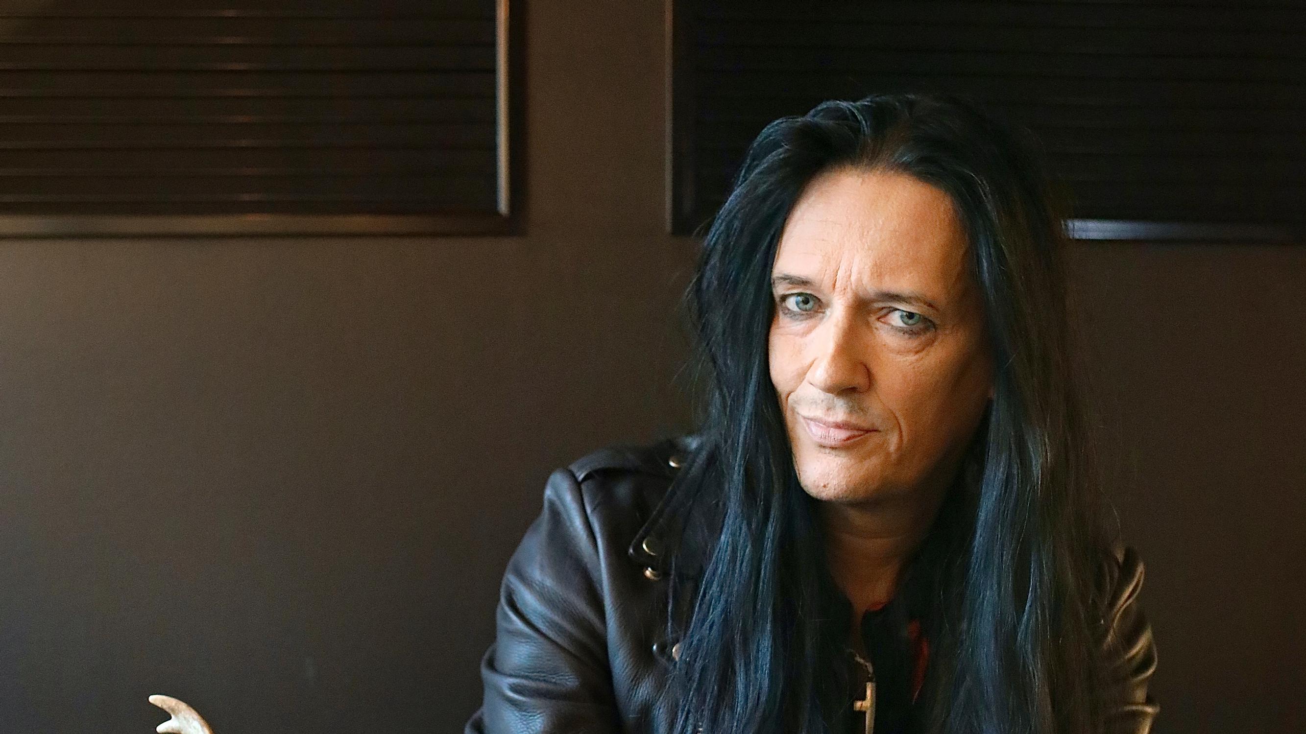 Jyrki 69 tunnustaa vihdoin rakkautensa: "Palvon Erika Vikmania – tunteet ovat aitoja"