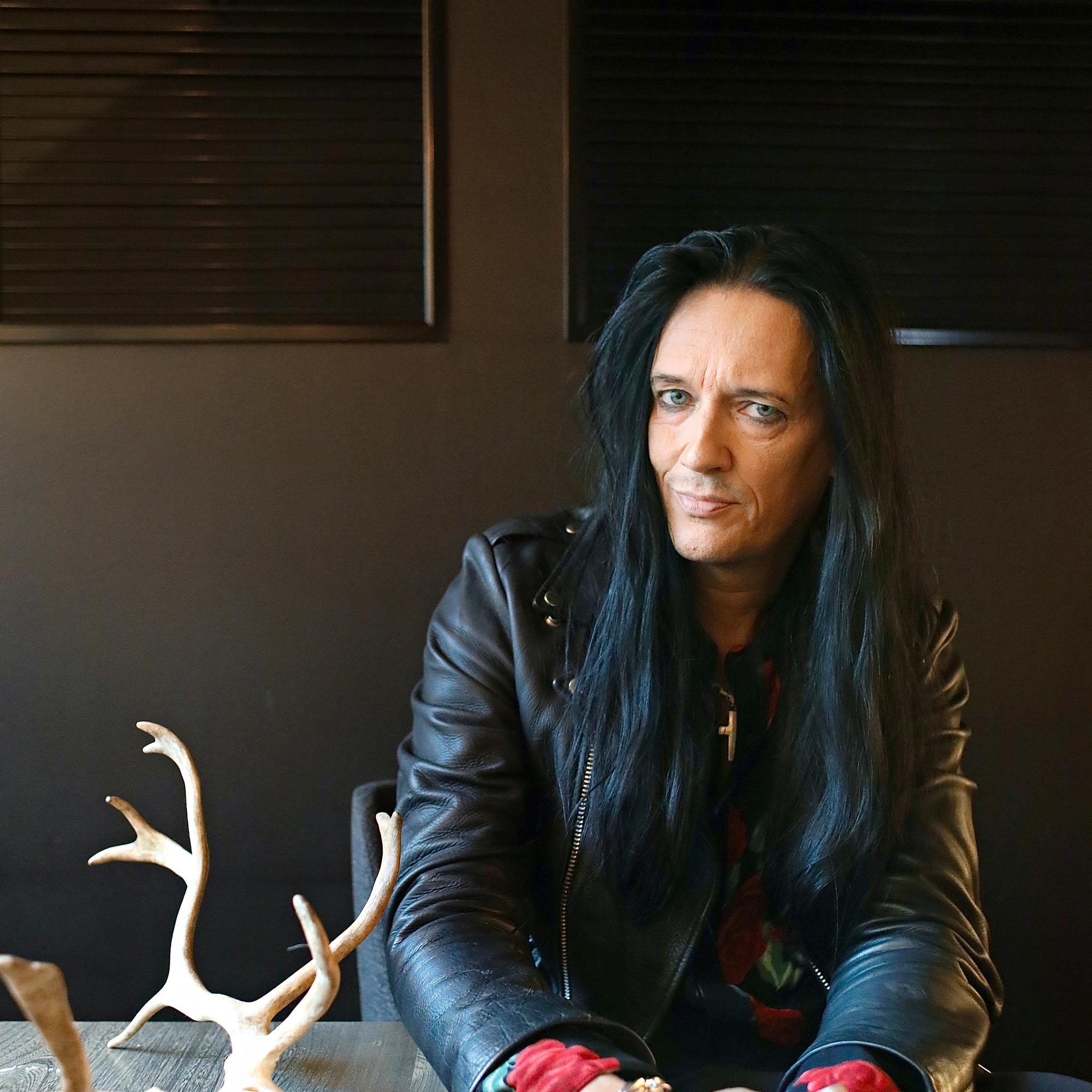 Jyrki 69 tunnustaa vihdoin rakkautensa: "Palvon Erika Vikmania – tunteet ovat aitoja"