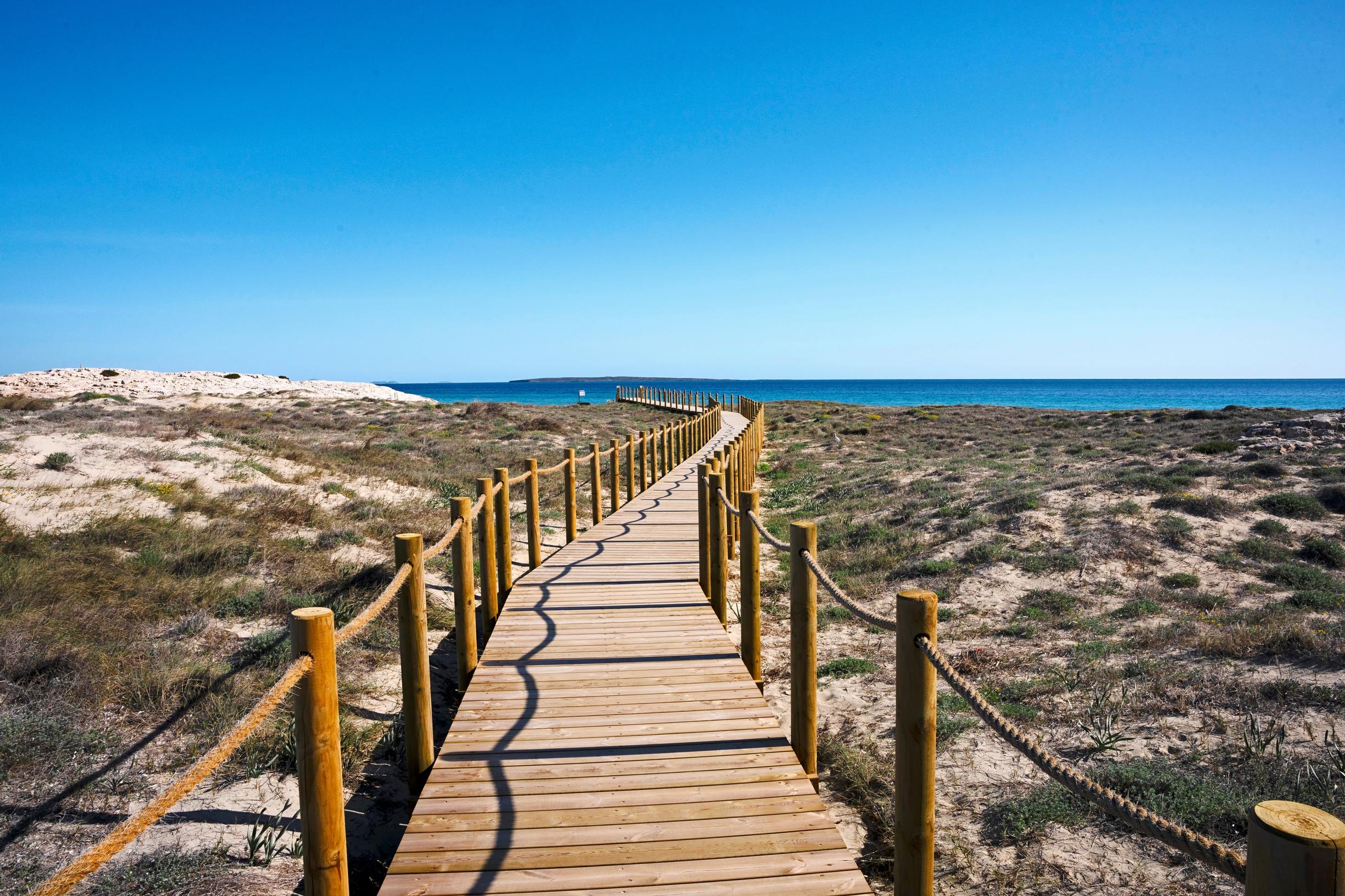 Formentera tarjoaa luontomatkailijalle kolmisenkymmentä ”vihreää reittiä”, joita voi kulkea jalan tai pyöräillen.