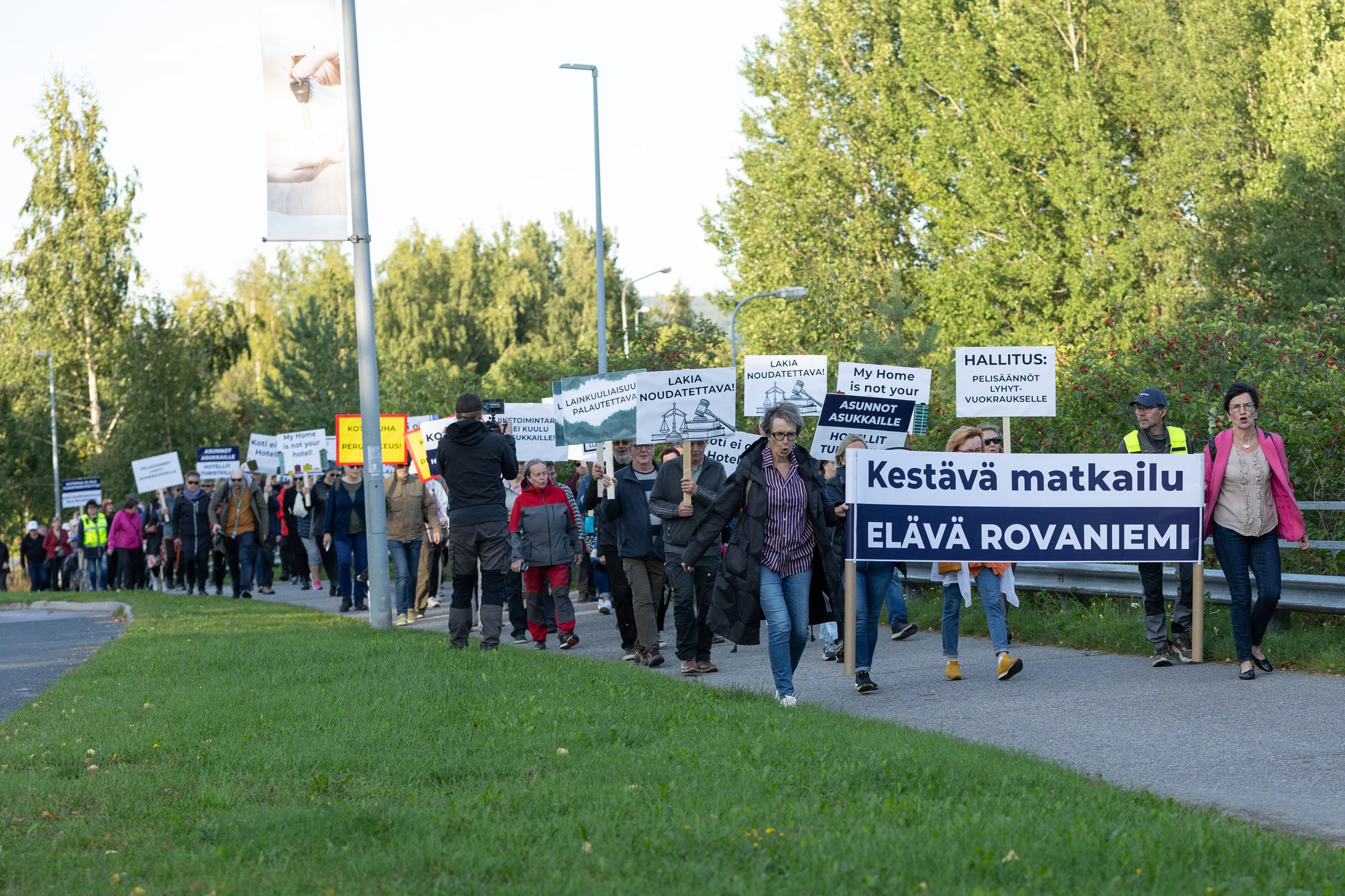 Mie oon asukas -kulkue elokuussa vastusti villiä majoitustoimintaa Rovaniemellä.