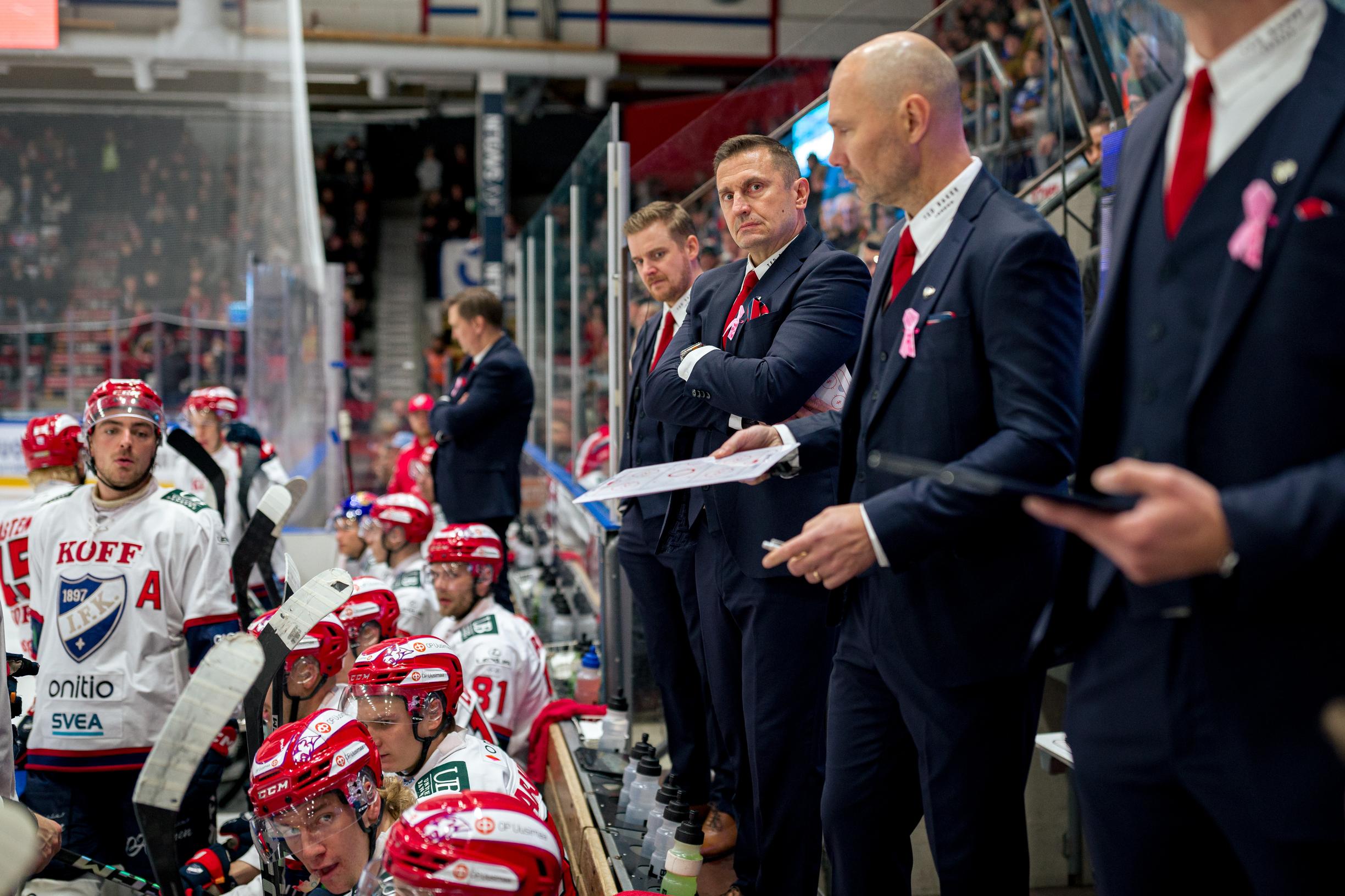 Vakava oire paljastui HIFK:sta – "Ville Peltonen on ollut kuin matkustaja, jolla ei ole otetta ratista"