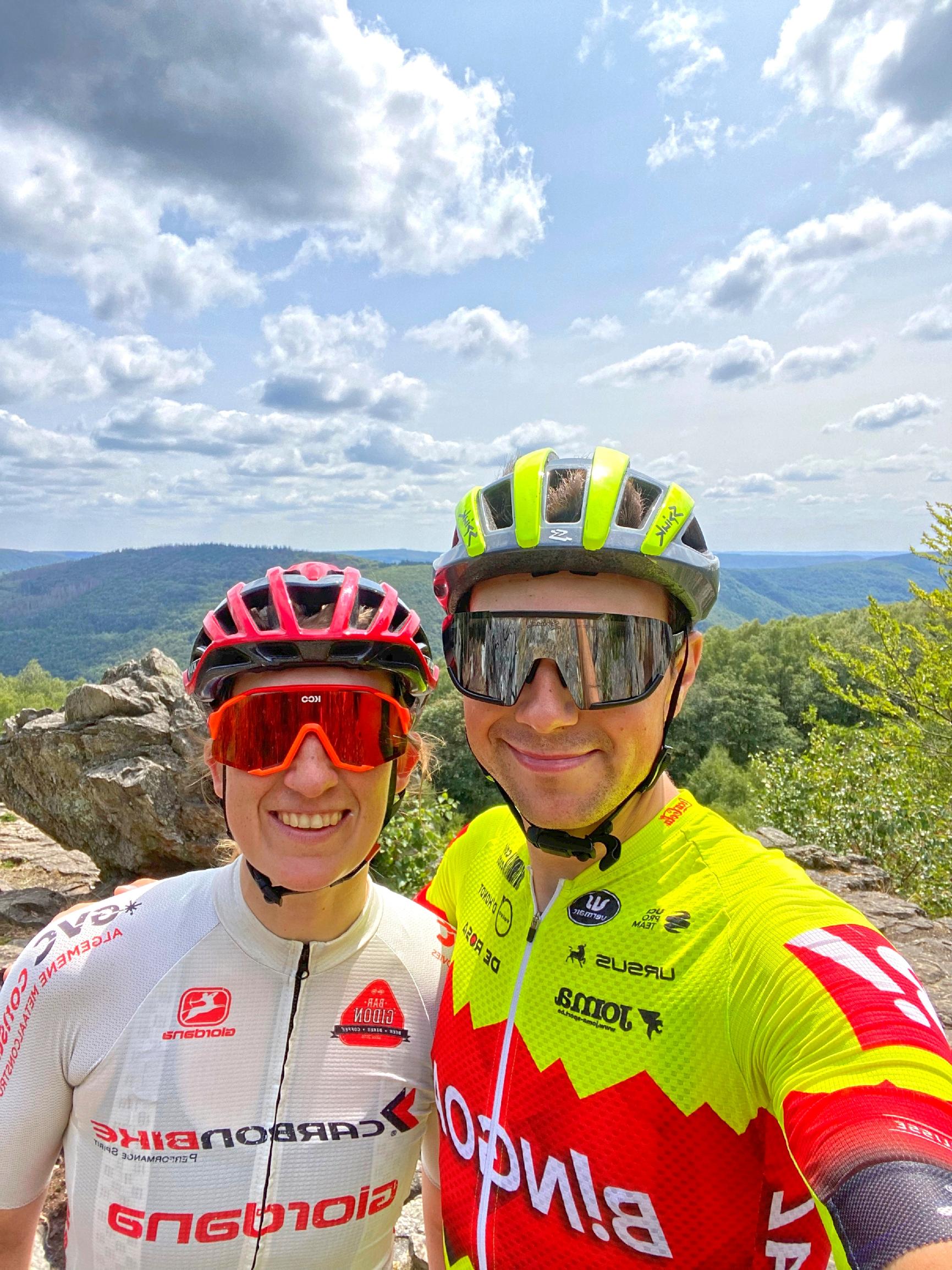 Laura Vainionpää tutustui pyöräilyn kautta belgialaiseen Lennertiin. Pari meni vuosi sitten naimisiin ja sai toukokuussa ensimmäisen lapsensa. 